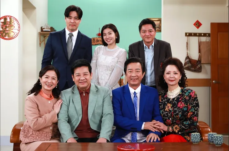 劉至翰（後排左一）答應冥婚，蔡家跟楊家正式成為親家，前排左起謝瓊煖、楊慶煌、高群、高欣欣；後排左起劉至翰、米可白、藍葦華。民視提供