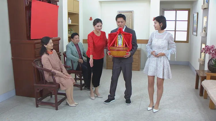 藍葦華（中）為妹妹舉行冥婚，現場笑料聲不斷。民視提供