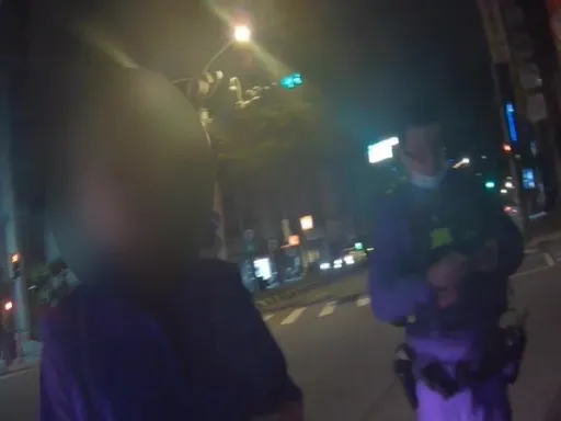 賓士車牌沒被吊扣卻掛假車牌被警攔查 車主說出這理由...