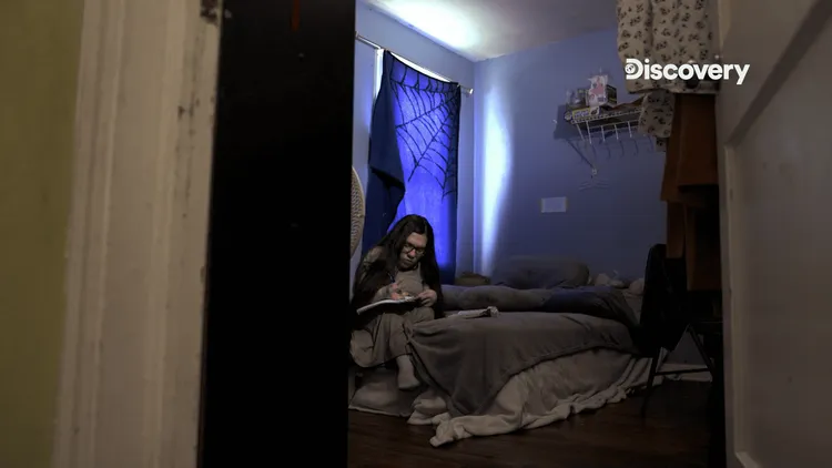 住在曼斯家屋簷下的娜塔利亞不得與外界接觸，形同遭到軟禁。Discovery提供