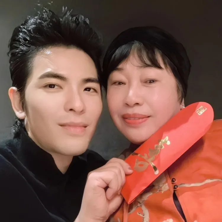 老蕭送給蕭媽媽大紅包。翻攝蕭敬騰臉書