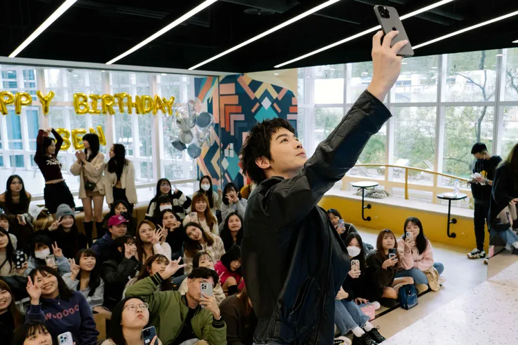 小樂在搶聽會上近距離與粉絲互動。圖／華納音樂提供