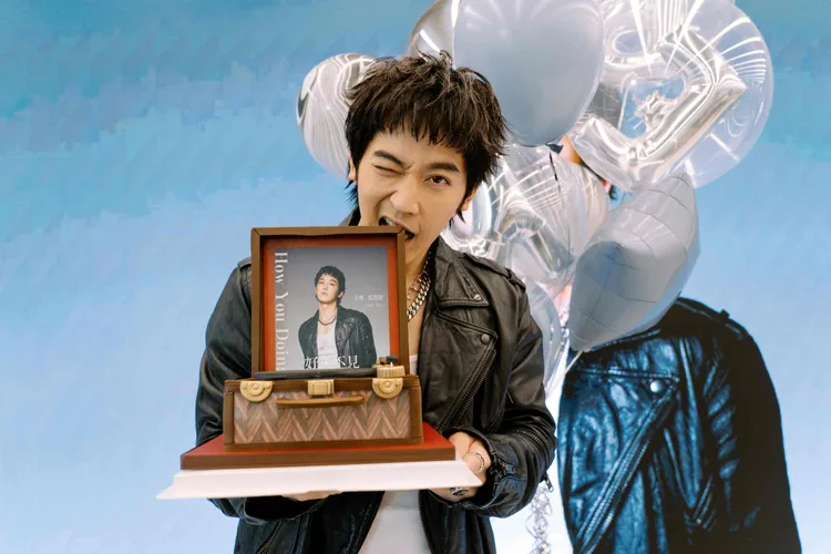 粉絲準備生日蛋糕，讓小樂開心狂啃。圖／華納音樂提供