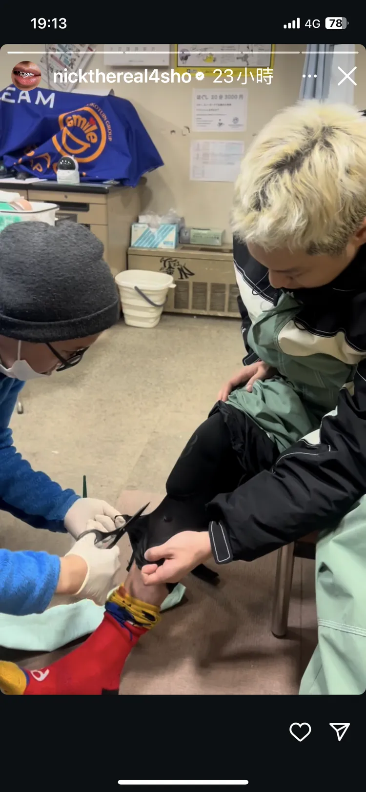 周湯豪被送至醫護室剪開褲管檢查傷勢。圖／翻攝IG