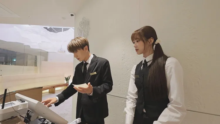 利特（左起）與Nien準備迎接客人。客家電視台提供