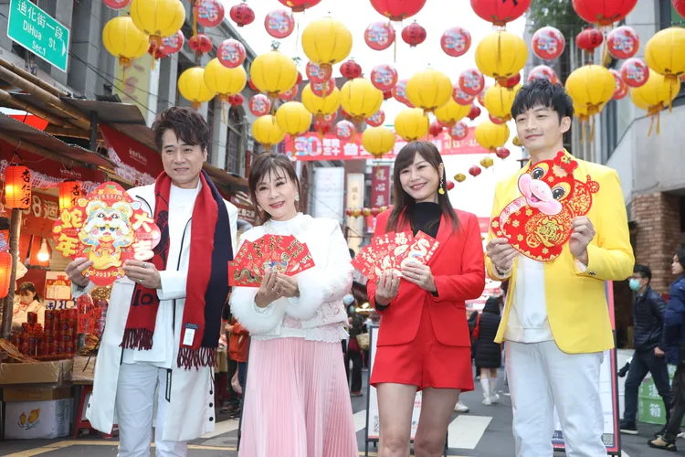 龍千玉領軍林琇琪、葉諾帆與柯俊傑逛年貨大街。彭欣偉攝