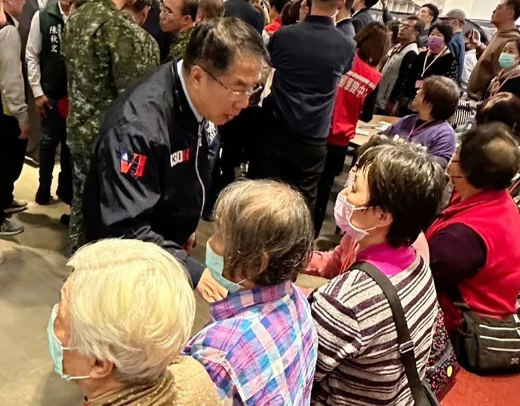 黃偉哲市長探視災民。翻攝畫面