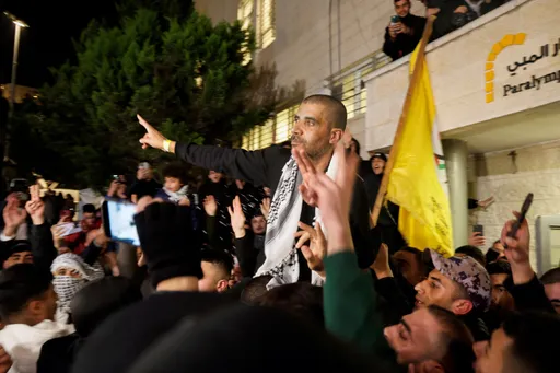 8:110!哈瑪斯釋放8人質換回以色列110囚犯 巴勒斯坦群眾熱烈迎接