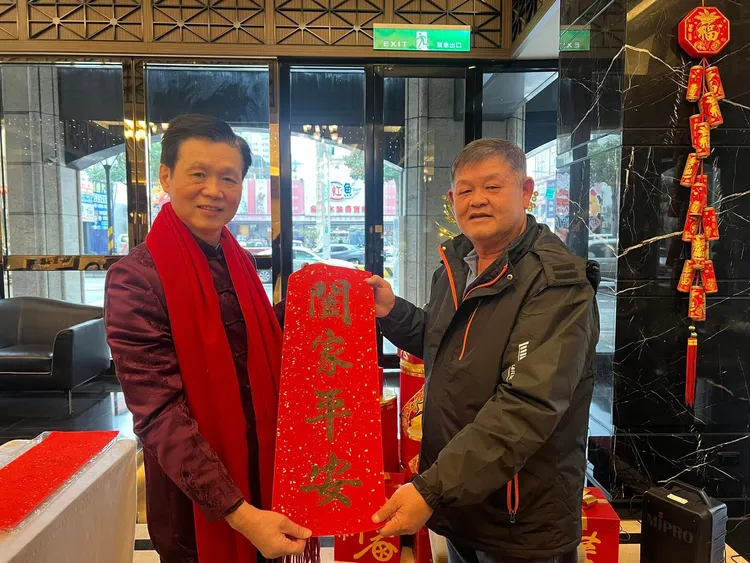 福容桃園1/25下午2點於1樓大廳舉辦大師揮毫迎新春活動，邀請書法大師「陳銘鏡」至現場展演，免費提供顧客獨一無二手寫春聯。業者提供