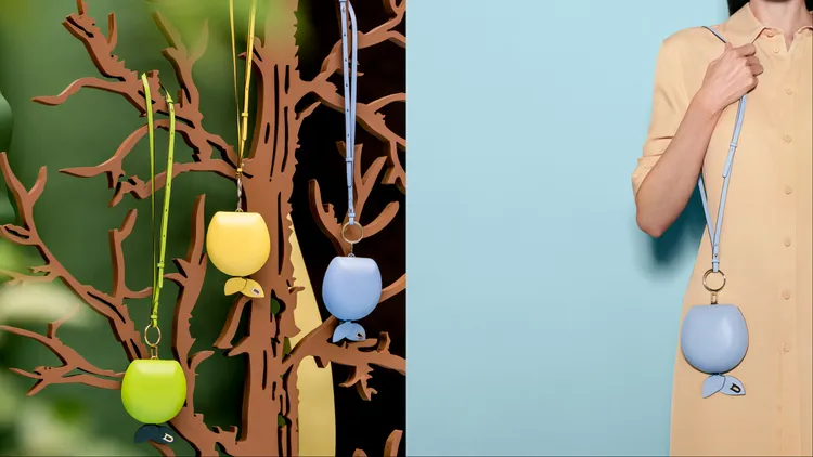 馬格利特畫作中的經典元素「蘋果」化身為La Pomme斜挎包。品牌提供