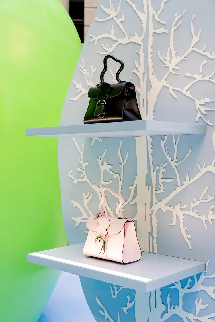 扭曲的提把設計致敬達利作品中的視角與線條。品牌提供