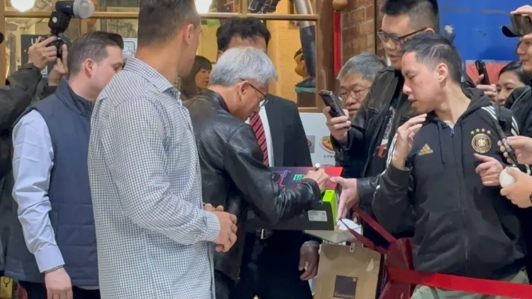 在外等候的粉絲，拿著NVIDIA盒裝顯示卡給黃仁勳簽名加持。特勤中心攝