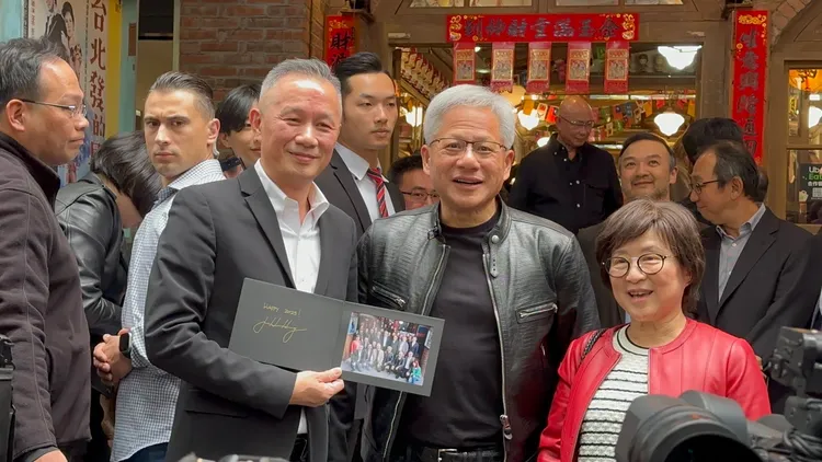 黃仁勳跟台灣隊供應鏈巨頭合影。特勤中心攝