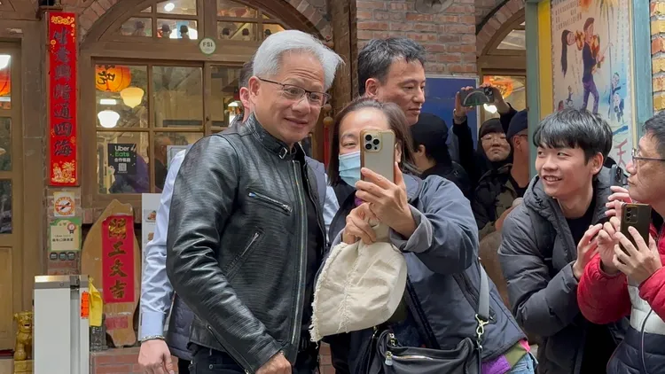 黃仁勳上車前，粉絲特別上前要求合照，黃仁勳也相當親民的配合。特勤中心攝