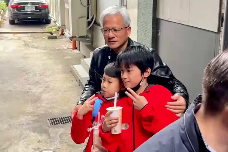 「AI教父」黃仁勳對小朋友情有獨鍾，主動發大紅包拜年還跟3位小孩合影。特勤中心攝