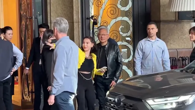 黃仁勳回到飯店門口，仍有特地從香港來的女粉絲上前要求合照。特勤中心攝