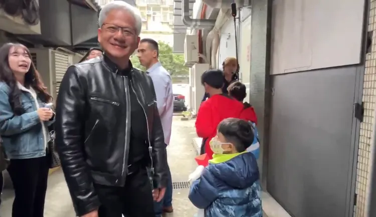 黃仁勳問小朋友「你要買什麼嗎」小朋友童言童語說「買吃的」，黃仁勳指著小孩說「so cute」。特勤中心攝
