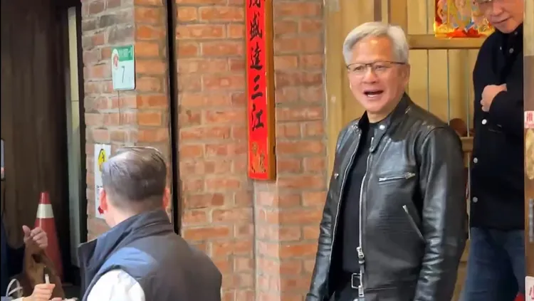 餐畢的黃仁勳，步出餐廳便喊著台語：「我要來去休息了。」相當有台灣味。特勤中心攝