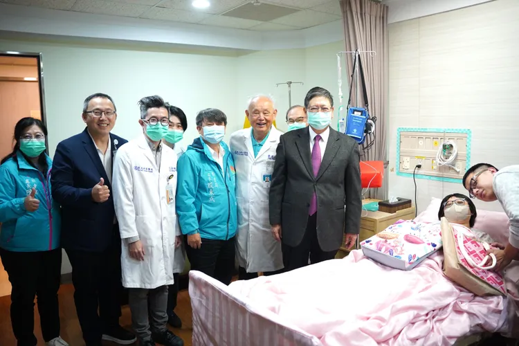 楊文科探視元旦寶寶。新竹縣府提供