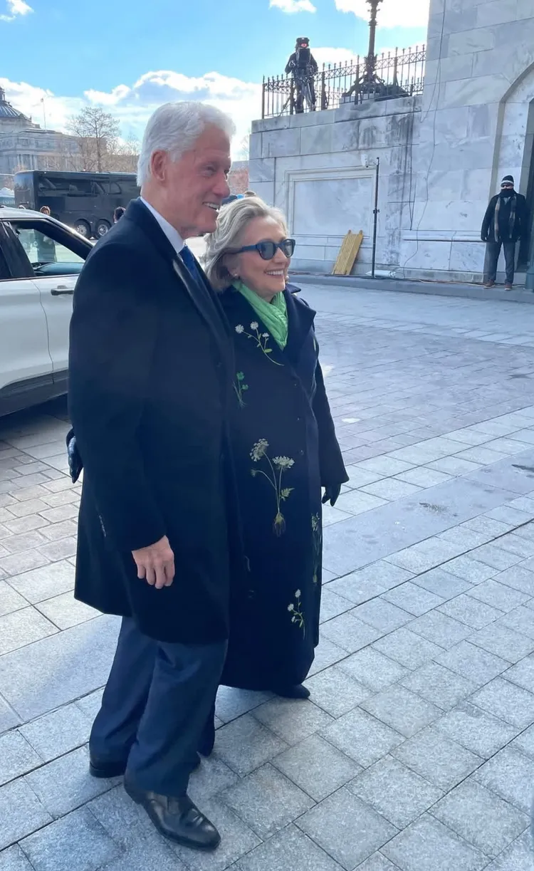 美國前第一夫人希拉蕊（右）身著Stella McCartney 2025年春季系列訂製花卉圖案刺繡長大衣，出席川普就職典禮。品牌提供