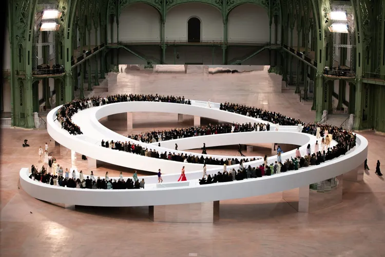 香奈兒2025春夏高訂秀場，將香奈兒標誌性的雙C標誌勾勒出無限符號。品牌提供