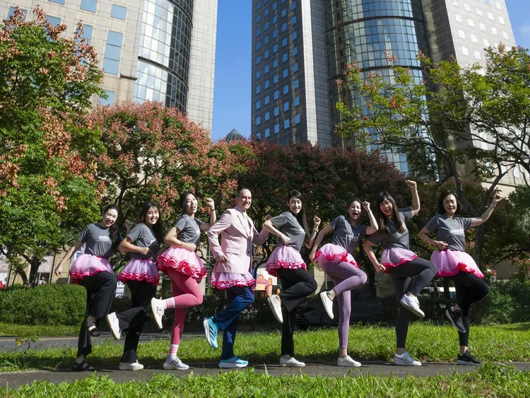 台北遠東香格里拉區域總經理萬佐東 (Marco Vazzoler)親自帶領員工參加「裙擺澎澎RUN」乳癌防治公益路跑，以實際行動展現對公益的支持與關懷。台北遠東香格里拉提供