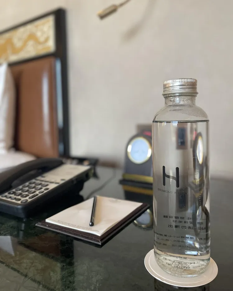 台北遠東香格里拉推行一系列減塑計畫，包含宴會會議及客房內「淨塑向未來」行動，全面不使用保特瓶裝水。台北遠東香格里拉提供