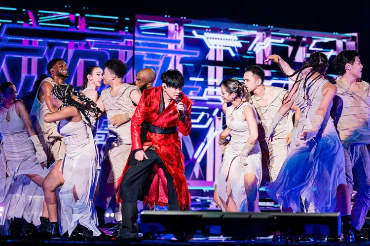 林俊傑身著夏姿打造的戰袍，登上JJ20 FINAL LAP世界巡迴演唱會首站。翻攝林俊傑臉書