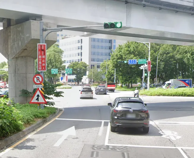 建國南路與辛亥路口的平面道路有設置警告標誌，提醒駕駛此路口禁止迴轉或併入左側快車道。圖取自google map