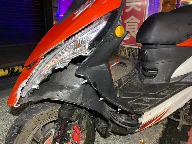 紅色機車左轉不慎撞上籃車後方，導致車頭半毀。翻攝畫面