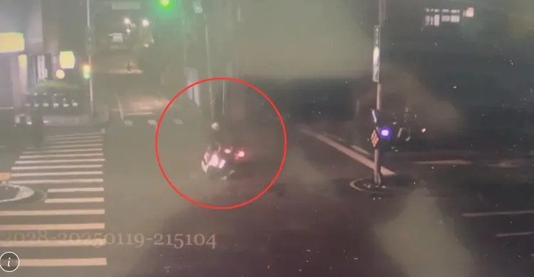 紅色機車騎士快速直行，與左轉藍色機車發生碰撞，雙雙受傷倒地。翻攝畫面