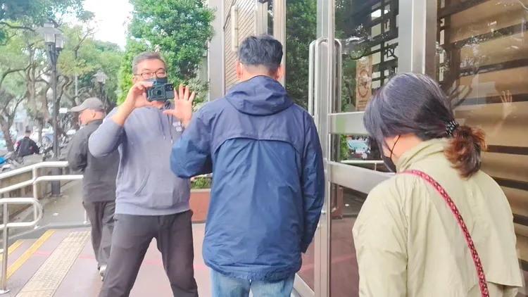 林姓乾妹父母昔日出庭旁聽，面對記者詢問是否談和解，2人不回應，快步離開高院。資料照片