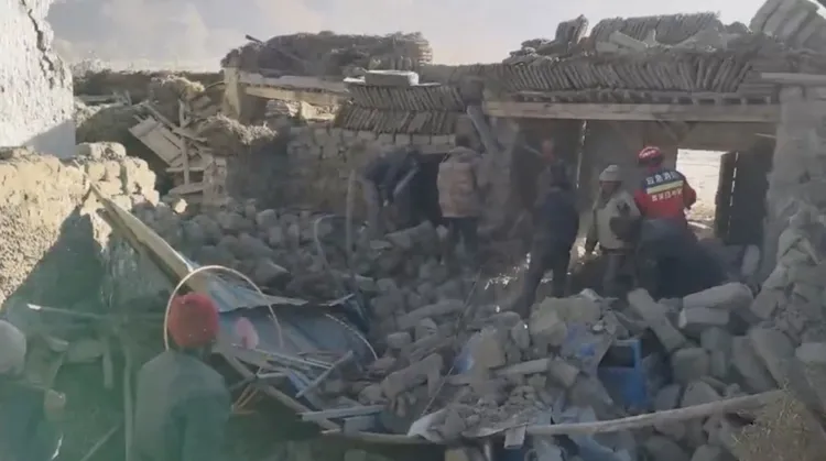 西藏正處於寒冬，搜救者的壓力更大。路透社