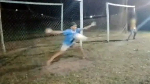 足球射門「一球踢死守門員」 16歲少年胸口擋球隨即倒地不起