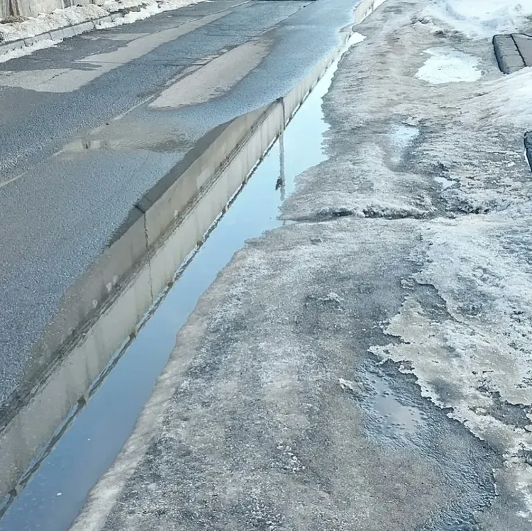 北海道居民上傳照片指出，因為不夠冷，路面積雪融化，影響雪雕製作進度。翻攝X@solid7
