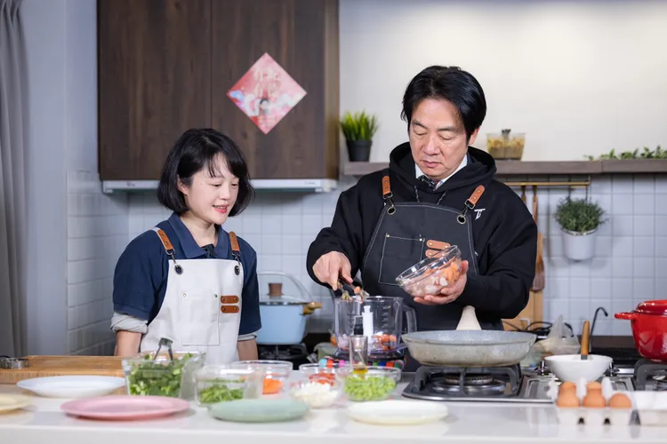 賴清德親手製作寵物年菜「黃金旺旺金元寶」。總統府提供