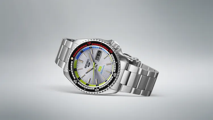 復古藍灰色調的面盤以綠、紅、藍配色點綴。品牌提供