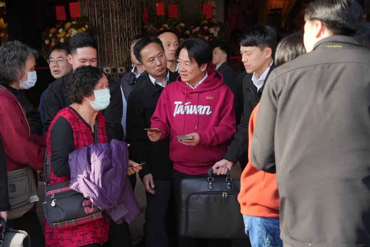 賴清德第二站來到西港慶安宮。民眾提供