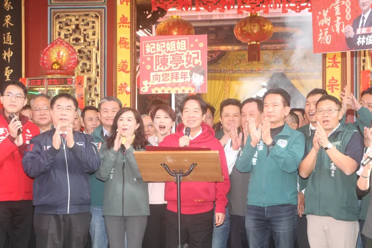 賴清德在首廟天壇吸引許多民眾，黨內立委、市長都到齊。民眾提供