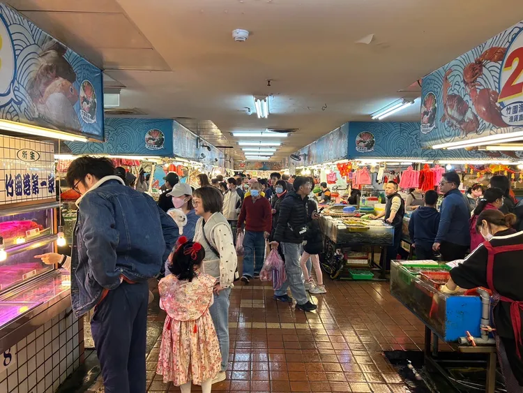 漁市場人潮。農業局提供