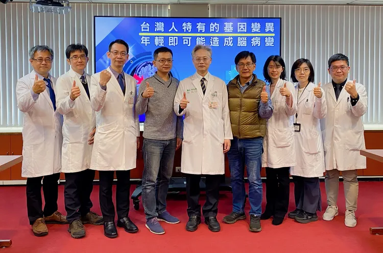 台中榮總副院長傅雲慶(中)帶領研究團隊和帶因的2位民眾(左四、右四)一同合影。中榮提供