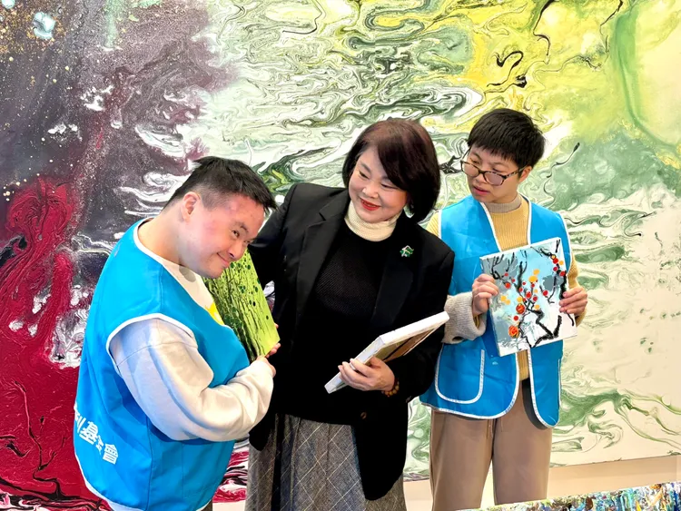 ▲心路志工們表示，很感謝有機會參與藝文活動，創作能間接為他們抒發內心的小情緒，就很像藝術治療般對大朋友是很有幫助的。