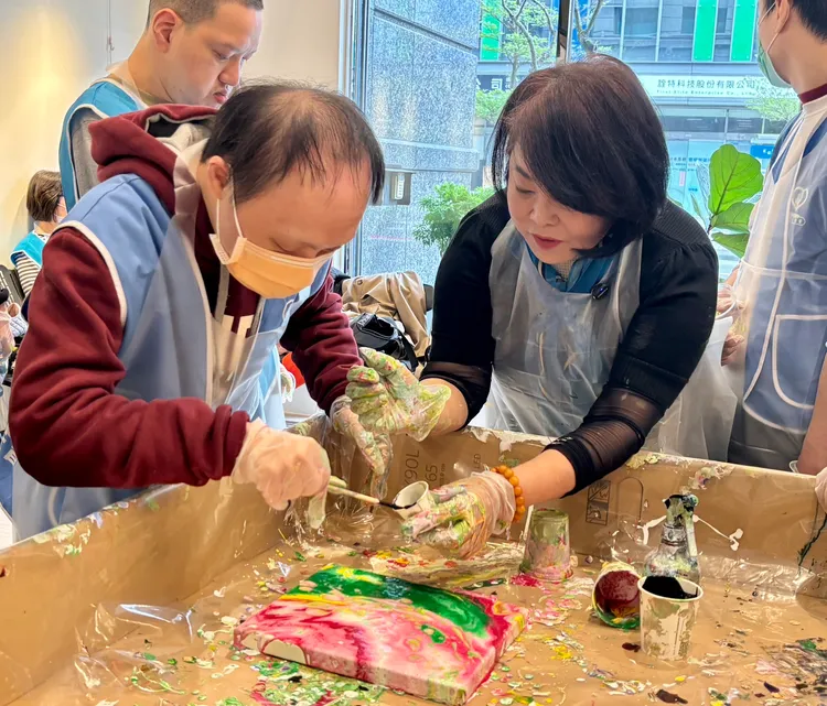 ▲流彩畫是最沒有限制、最能讓人表達自我，發揮心中想像的創作方式。許多心路大朋友都很有自己的想法，創作出自己喜歡的繽紛燦爛內容。