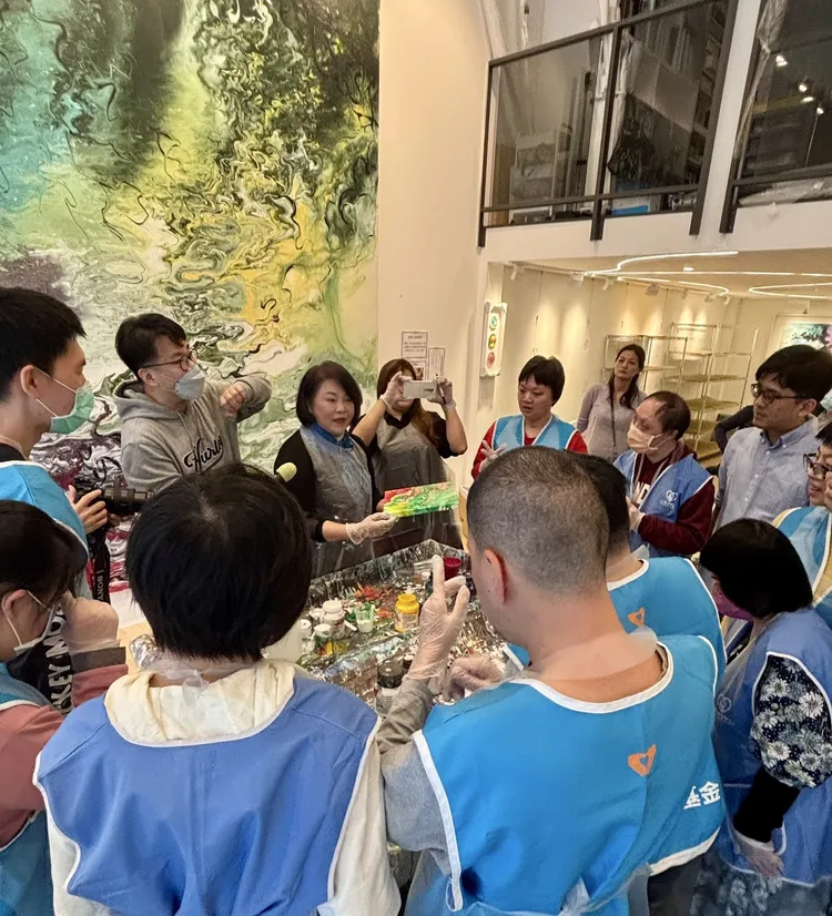 ▲謝麗美表示：衷心希望每個人都能在繽紛作品中，看到自己喜歡的樣子，找到和內心、回憶、期待，所相呼應的顏色。