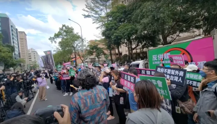 全國外送員產業工會日前號召約200名外送員前往公平會鳴笛陳抗。翻攝自YTED澄哥543