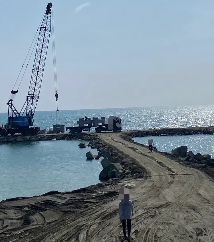 少年在少輔員關心輔導與家人陪伴下學習開貨車、怪手等一技之長及穩定生涯規劃。翻攝畫面