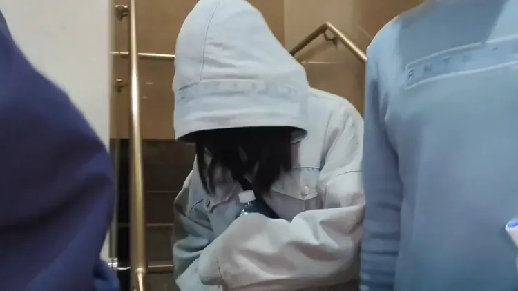 李威的老婆今天出庭。張欽攝