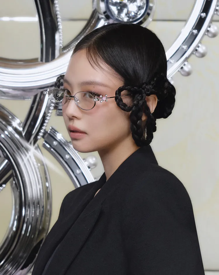 Jennie配戴的ON RING-02款式於鏡腳處綴以精緻寶石細節。品牌提供