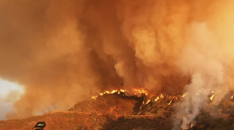 野火擴散速度極快。美聯社