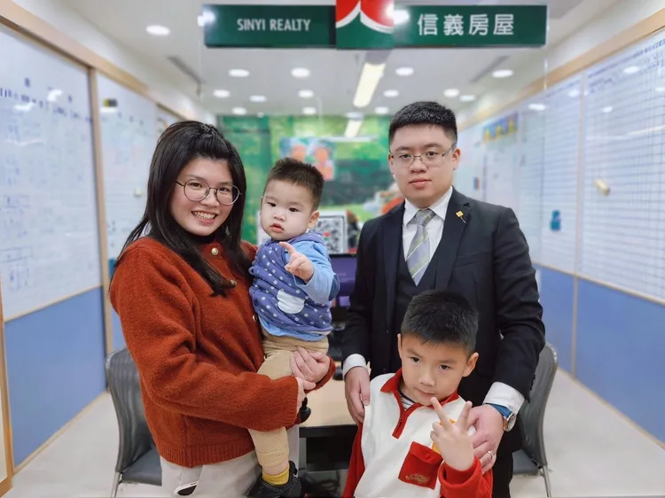 年僅28歲信義房屋桃園中正店經理康恩碩，在信義房屋的穩定支持下成為少見的年輕二寶爸。信義提供